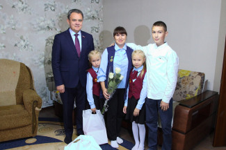 Близняшки-первоклассницы и золотая свадьба: Валерий Лидин посетил Сердобский район