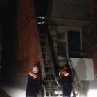 В Пензе спасатели сняли с трубы дома мужчину