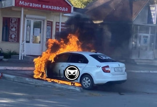 На улице Луначарского в Пензе загорелась машина службы такси. ФОТО
