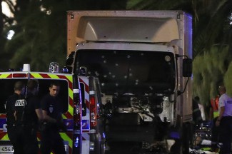 Теракт во Франции: грузовик протаранил толпу, а водитель палил по разбегающимся в панике людям