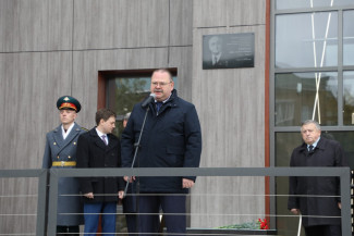 В Пензе торжественно открыли мемориальную доску Льву Ермину