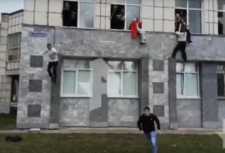 Студенты, выпрыгивающие из окон во время бойни в Перми, попали на видео