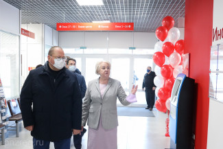 Открытие МФЦ в универсаме №175 посетил губернатор Олег Мельниченко