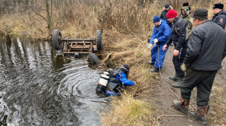 Обнародованы фото с места извлечения затонувшего трактора из реки в Пензенской области