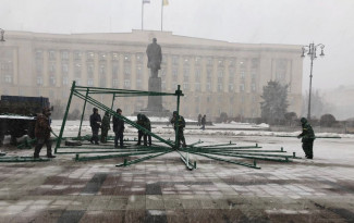 На площади Ленина в Пензе начали установку главной елки