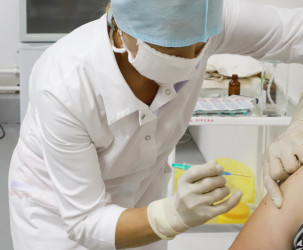 Пензенским медикам доплатят по 200 рублей за каждого вакцинированного от COVID-19