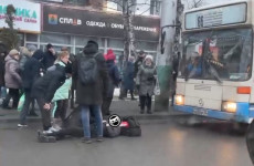 В Пензе пострадал выпавший из троллейбуса пассажир 