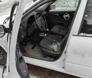 В Пензе босой мужчина выбил кирпичом стекло в припаркованной машине – соцсети