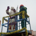 В Пензе Дед Мороз поднялся к окнам палат детей на подъемнике