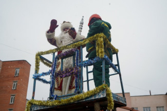 В Пензе Дед Мороз поднялся к окнам палат детей на подъемнике