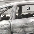 На улице Антонова в Пензе огонь уничтожил легковой автомобиль. ФОТО
