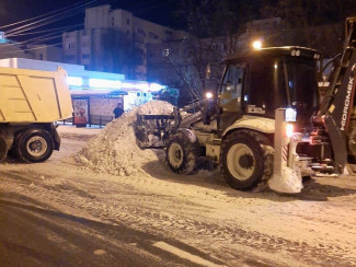 Пензу в воскресенье вызволяют из снежного плена 93 спецмашины