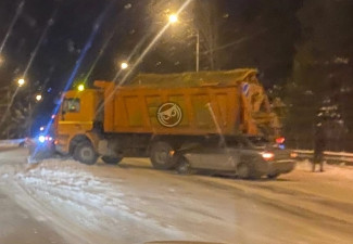 На окраине Пензы попала в аварию снегоуборочная машина