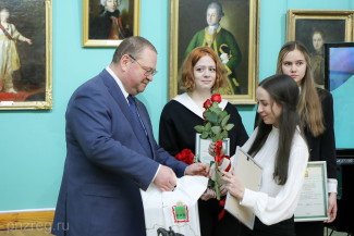 Пензенский губернатор отметил наградами отличившихся школьников и учителей