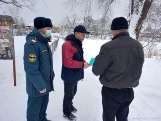 Пензенцам рассказали, как спасти провалившегося под лед человека
