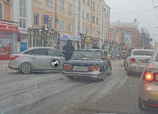 На улице Максима Горького в Пензе осложнено движение транспорта из-за аварии