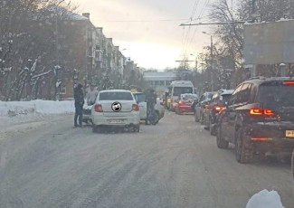 На улице Ленинградской в Пензе столкнулись две легковушки