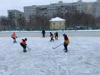 Школьные команды Ленинского района Пензы сыграли в хоккей с мячом