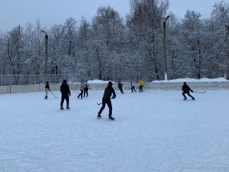 Дворовые команды Железнодорожного района Пензы сразились в хоккей с мячом