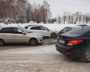 В пензенском микрорайоне Арбеково образовалась пробка из-за аварии