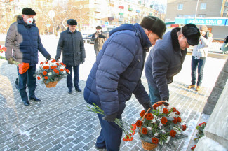 Пензенский губернатор возложил цветы к памятнику «Героям блокадного Ленинграда»