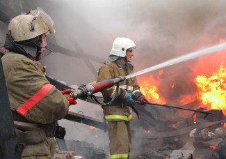 Добровольцы помогли пензенским пожарным потушить горящий дом