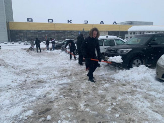 Пензенские студенты помогли очистить от снега Привокзальную площадь