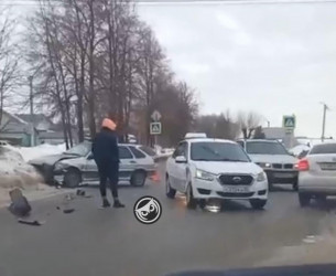 В Пензе из-за жесткой аварии встала в пробке улица Мереняшева