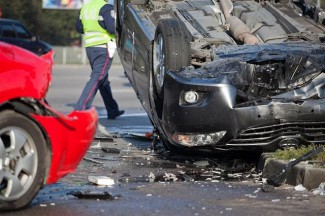 В Пензе на улице Бурмистрова перевернулась иномарка 