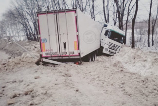 В Пензенской области вылетел с дороги огромный грузовик