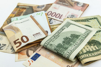 Центральный банк РФ снизил курсы доллара и евро