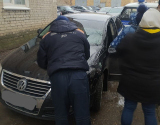 Пензенские спасатели освободили ребенка из запертой машины. ФОТО