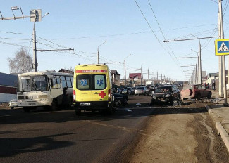 Жесткая авария на улице Карпинского в Пензе: на месте работали врачи