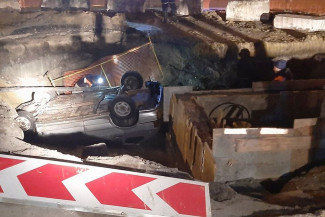 На проспекте Строителей в Пензе упал в котлован легковой автомобиль