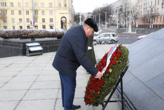 Пензенский губернатор возложил венок к Монументу Победы в Минске