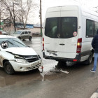 Жесткое ДТП в Пензе: легковушка столкнулась с микроавтобусом