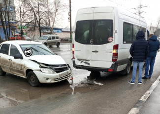 Жесткое ДТП в Пензе: легковушка столкнулась с микроавтобусом