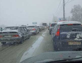 Пенза встала в пробках из-за мощного снегопада. ФОТО