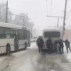 В Пензе сняли на видео пассажиров, толкающих автобус в снегопад