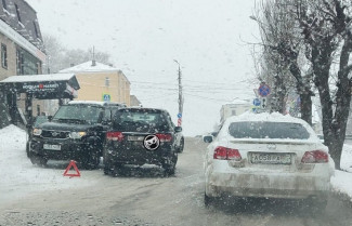 В Пензе из-за тройной аварии встала в пробке улица Кураева