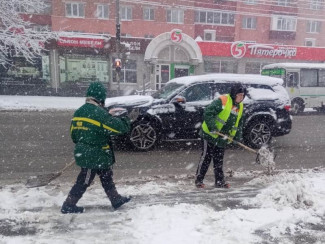 Пензенские коммунальщики вышли на борьбу со снегопадом. ФОТО