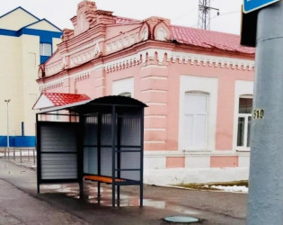 На улице Локомотивной в Пензе установили новый остановочный павильон