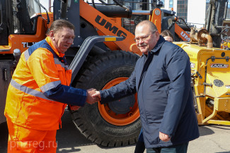 Губернатор Пензенской области передал коммунальщикам ключи от новой спецтехники