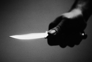 Нож в горле. В Пензенской области пенсионерку взяли на месте убийства сына