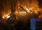 В Пензе 30 человек тушили полыхающий дом