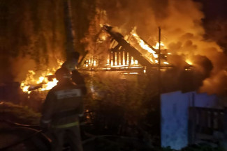 В Пензе 30 человек тушили полыхающий дом