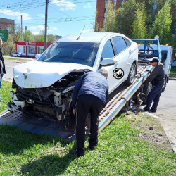 Автомобиль обнял столб на Калинина
