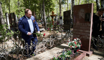 В Пензе депутаты возложили цветы на могилы выдающихся земляков