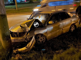 Страшная авария в Пензе: легковушка влетела в бетонный столб