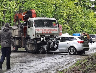 На окраине Пензы в страшной аварии изуродовало иномарку